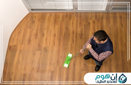 شركة تنظيف كنب بالخبر 0559016158 شركة إين هوم للتنظيف عامل ينفذ خدمة مسح الباركيه بممسحة خفيفة وسهلة الحركة.