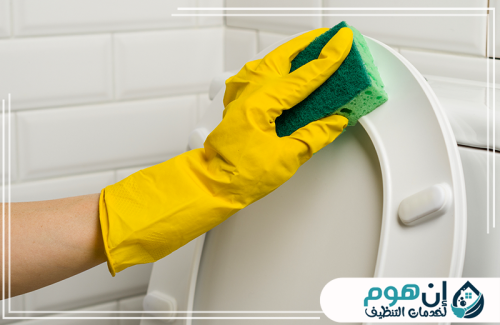 تنظيف حمامات بجدة بالبخار 0559016158 شركة إين هوم للتنظيف تنظيف غطاء المرحاض بإسفنجة ومنظف لإزالة البقع والجراثيم المتراكمة.