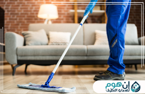 شركة تنظيف مجالس بجدة 0559016158 شركة إين هوم للتنظيف تنظيف دقيق لأرضية الصالة باستخدام أدوات احترافية وآمنة على الأسطح.