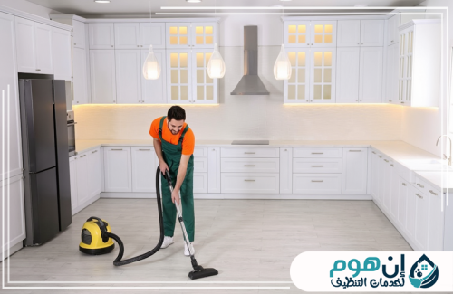 شركة تنظيف شقق بمكة 0559016158 شركة إين هوم للتنظيف تنظيف أرضيات المطبخ بجهاز متخصص يعيد النظافة واللمعان.