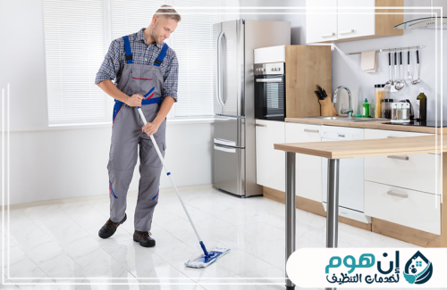 تنظيف شقق بعد التشطيب بالدمام 0559016158 شركة إين هوم للتنظيف عامل مدرب ينظف أرضية المطبخ دون إعاقة ترتيب الأثاث والأجهزة.