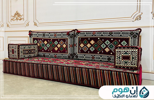 تنظيف موكيت وستائر بجدة 0559016158 شركة إين هوم للتنظيف مجلس عربي أرضي مزخرف بنقوش تراثية وألوان دافئة يمنح المكان طابعًا أصيلًا.