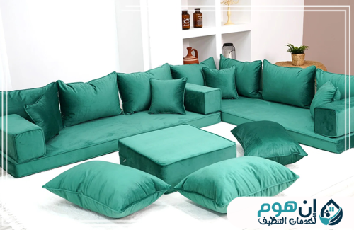 تنظيف سجاد وموكيت بالخبر 0559016158 شركة إين هوم للتنظيف مجلس أخضر واسع مزود بوسائد متناسقة وطاولات منخفضة بتصميم عصري