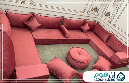غسيل وتعقيم مجالس بالخبر 0559016158 شركة إين هوم للتنظيف مجلس عربي أحمر بتصميم زاوية ووسائد متناسقة يمنح المكان مظهرًا أنيقًا