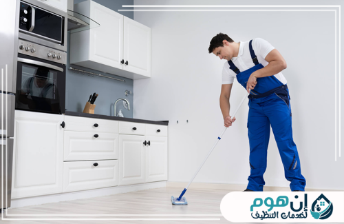 تنظيف دواليب المطبخ من الدهون 0559016158 شركة إين هوم للتنظيف عامل نظافة يمسح أرضية المطبخ باستخدام أدوات مخصصة لإزالة الأوساخ.