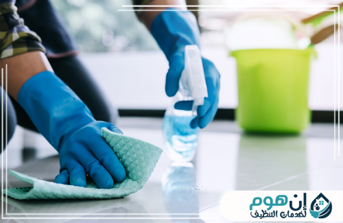 شركة تنظيف عميق بالرياض 0559016158 إين هوم للتنظيف عاملة تنظيف تمسح الأسطح باستخدام منظف مخصص لإزالة الأوساخ والبقع.