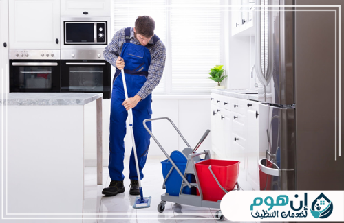 تنظيف دهون المطبخ بالرياض 0559016158 شركة إين هوم للتنظيف تنظيف احترافي لأرضية المطبخ مع تجهيز أدوات العمل بجانب العامل.