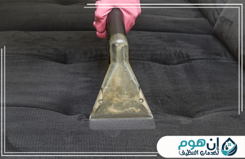 تنظيف كنب مع التعطير بالرياض 0559016158 شركة إين هوم للتنظيف تنظيف عميق للكنبة الرمادية باستخدام جهاز شفط لإزالة الأوساخ من نسيج القماش.