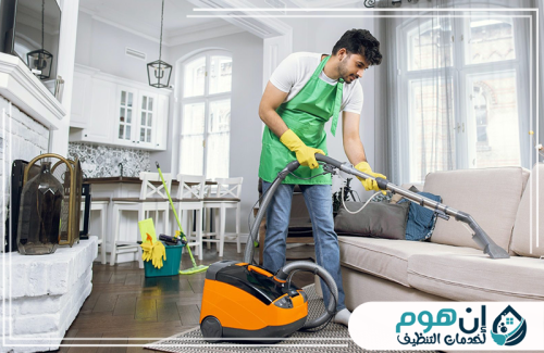 شركة تنظيف مجالس بالخبر 0559016158 شركة إين هوم للتنظيف عامل ينظف الكنب بجهاز بخار وشفط لإزالة البقع والأوساخ من الأقمشة.